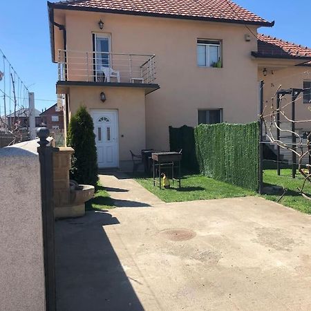 2Br Airport Accommodation W/Free Private Parking Ledine Esterno foto