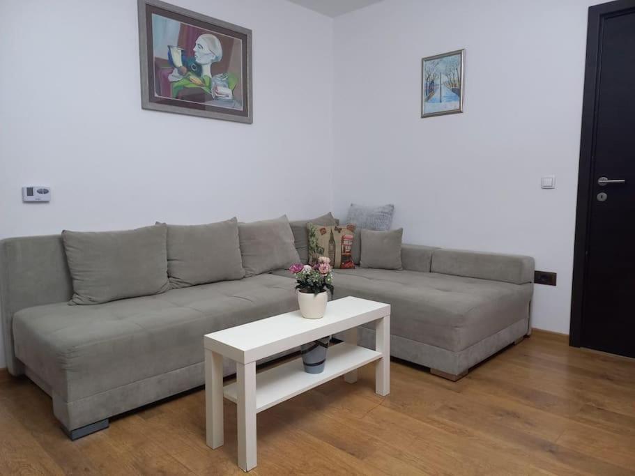2Br Airport Accommodation W/Free Private Parking Ledine Esterno foto