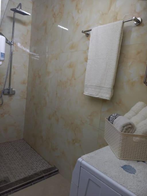 2Br Airport Accommodation W/Free Private Parking Ledine Esterno foto